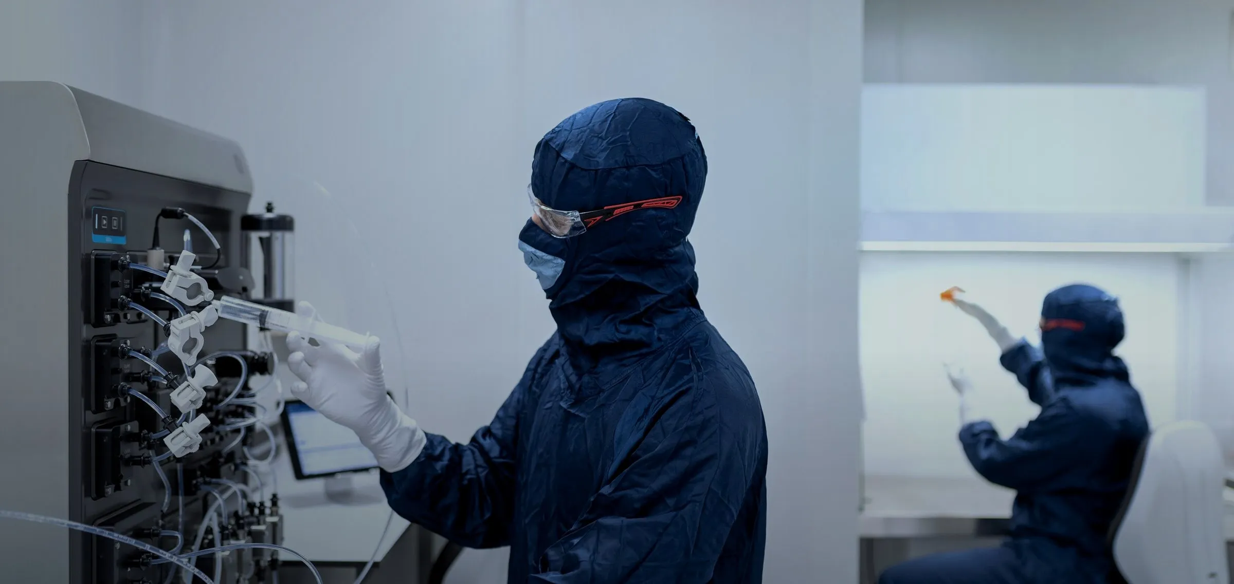 Investigadores en sala limpia de un laboratorio de producción de células madre